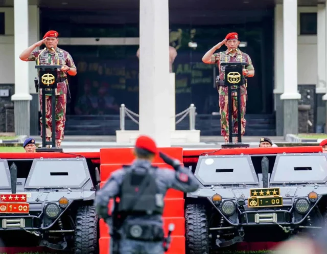 Disematkan Baret Merah Kopassus, Kapolri: Jangan Ragukan Sinergisitas TNI-Polri Jaga NKRI