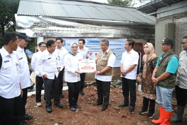 Kemendagri dan BNPP Serahkan Bantuan Dana Untuk Korban Gempa Cianjur