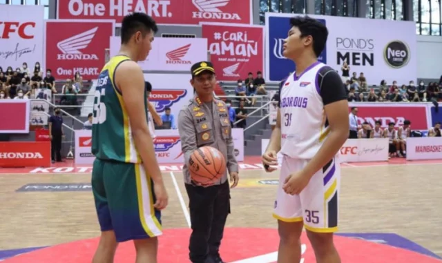 Tanding Basket Antar Pelajar di Kota Tangerang, Kapolres Hadiahi Penonton Paling Kreatif dan Tertib