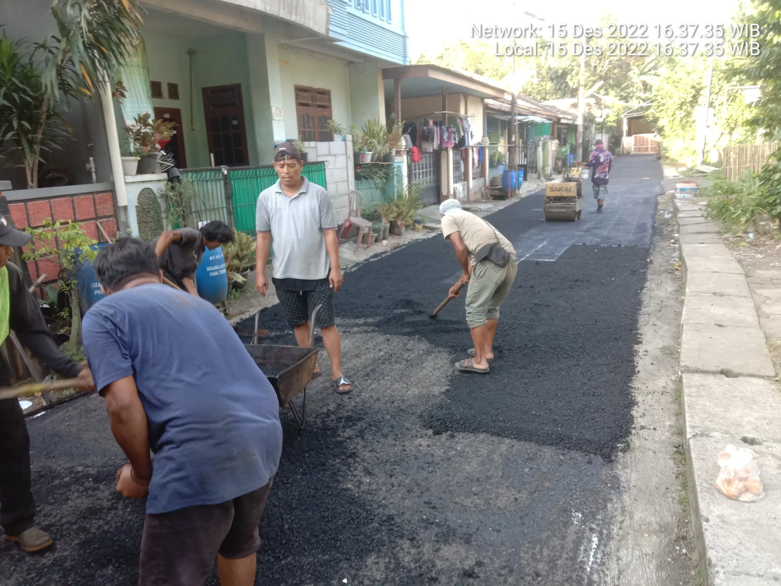 Diduga Tak Sesuai Spek, Pembangunan Jalan Hotmix di RT 02 RW 10 Perumahan Binong Permai Lemah Pengawasan