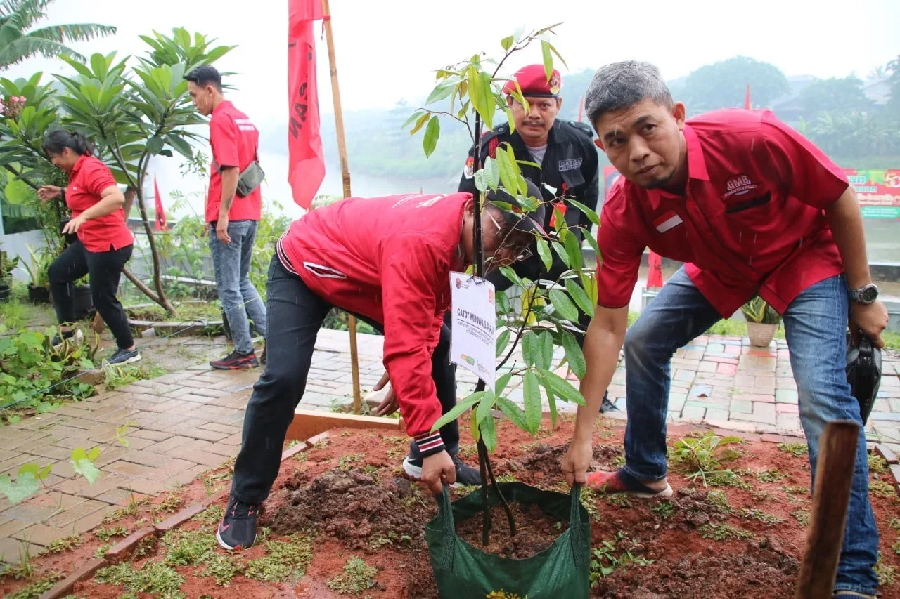 PDI Perjuangan Beberes dan Tanam Ratusan Pohon di Pinggiran Sungai Cisadane