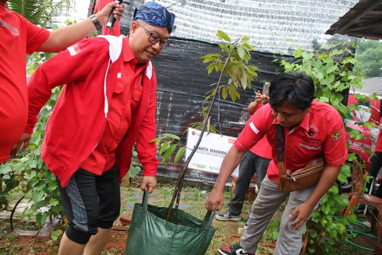 PDI Perjuangan Beberes dan Tanam Ratusan Pohon di Pinggiran Sungai Cisadane