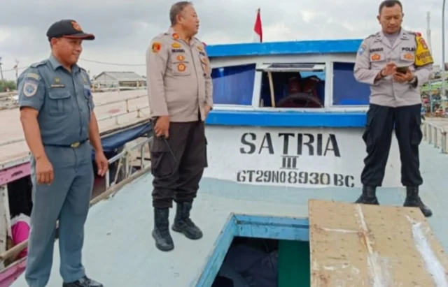 Polsek Pakuhaji tinjau ketinggian air laut di tempat pelelangan ikan (TPI) Cituis,