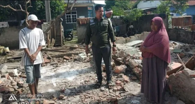 Mantap!! Kades Buaran Mangga berikan Bantuan Kepada Warga Yang Terkena Musibah, Pakuhaji