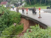 Hujan Deras Menyebabkan Longsor Di Jalan Baros Sindang Mandi KM 800 Kampung Baros