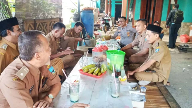 Kapolsek Baros Polresta Serang Kota Bersama Kanit Samapta Polsek Baros Sambang Ke Kades Se Kecamatan Baros