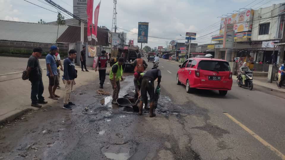 Perbaikan Jalan Raya Serang-Pandeglang, Petugas Polsek Baros Melaksanakan Giat Pengaturan Lalu Lintas