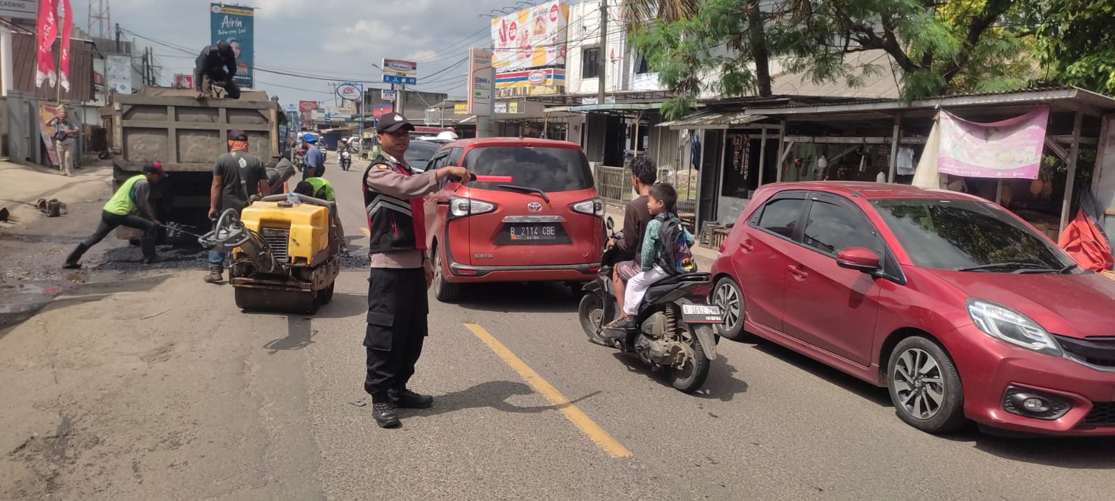 Perbaikan Jalan Raya Serang-Pandeglang, Petugas Polsek Baros Melaksanakan Giat Pengaturan Lalu Lintas