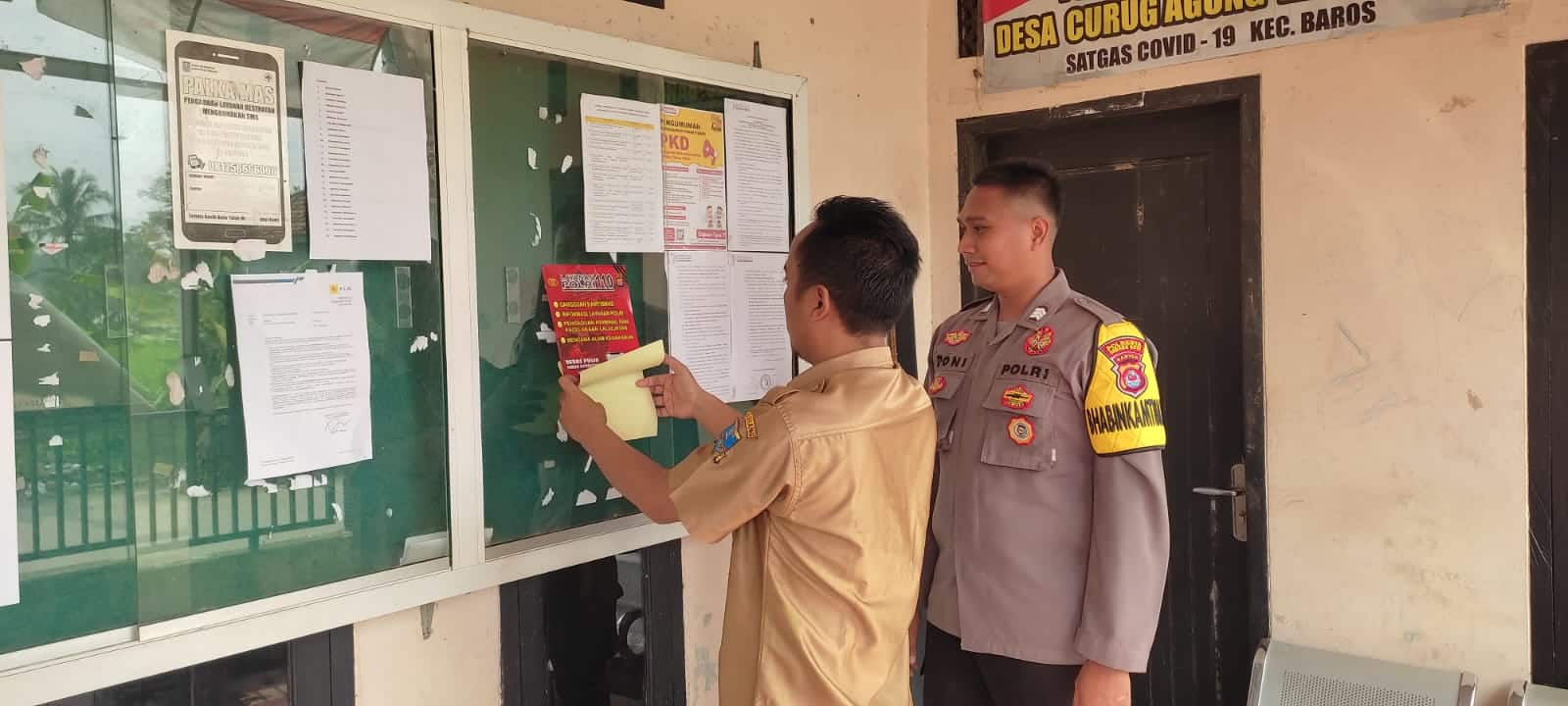 Anggota Bhabinkamtibmas Polsek Baros Polresta Serang Kota Pasang Stiker 110 Di Kantor Desa Cisalam Dan Kantor Desa Curug Agung