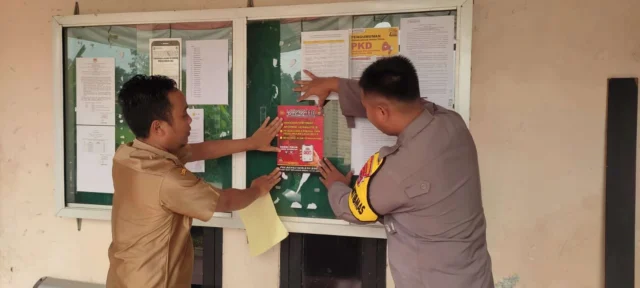 Anggota Bhabinkamtibmas Polsek Baros Polresta Serang Kota Pasang Stiker 110 Di Kantor Desa Cisalam Dan Kantor Desa Curug Agung