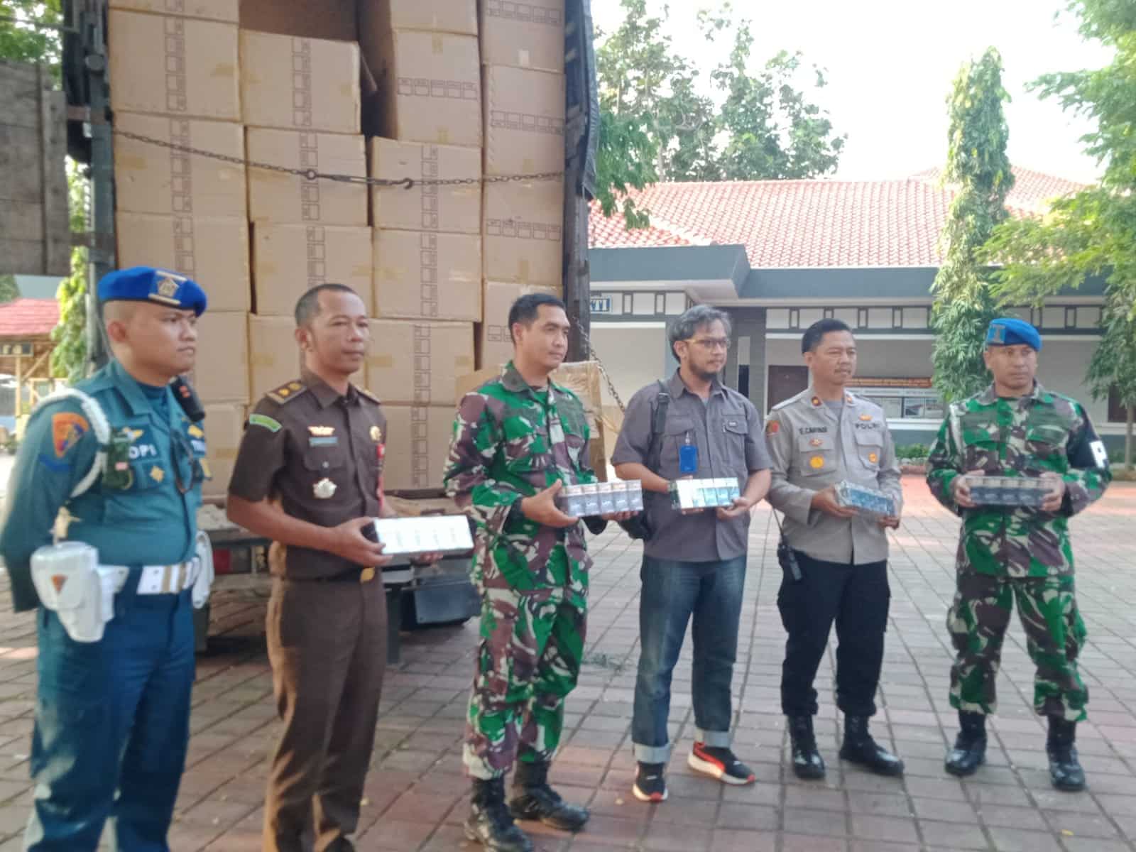 TNI AL Banten Penyerahan Barang Bukti Rokok Memakai Pita Cukai Palsu Ke Bea Cukai Merak