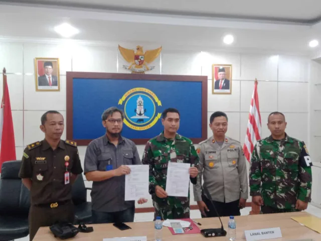 TNI AL Banten Penyerahan Barang Bukti Rokok Memakai Pita Cukai Palsu Ke Bea Cukai Merak