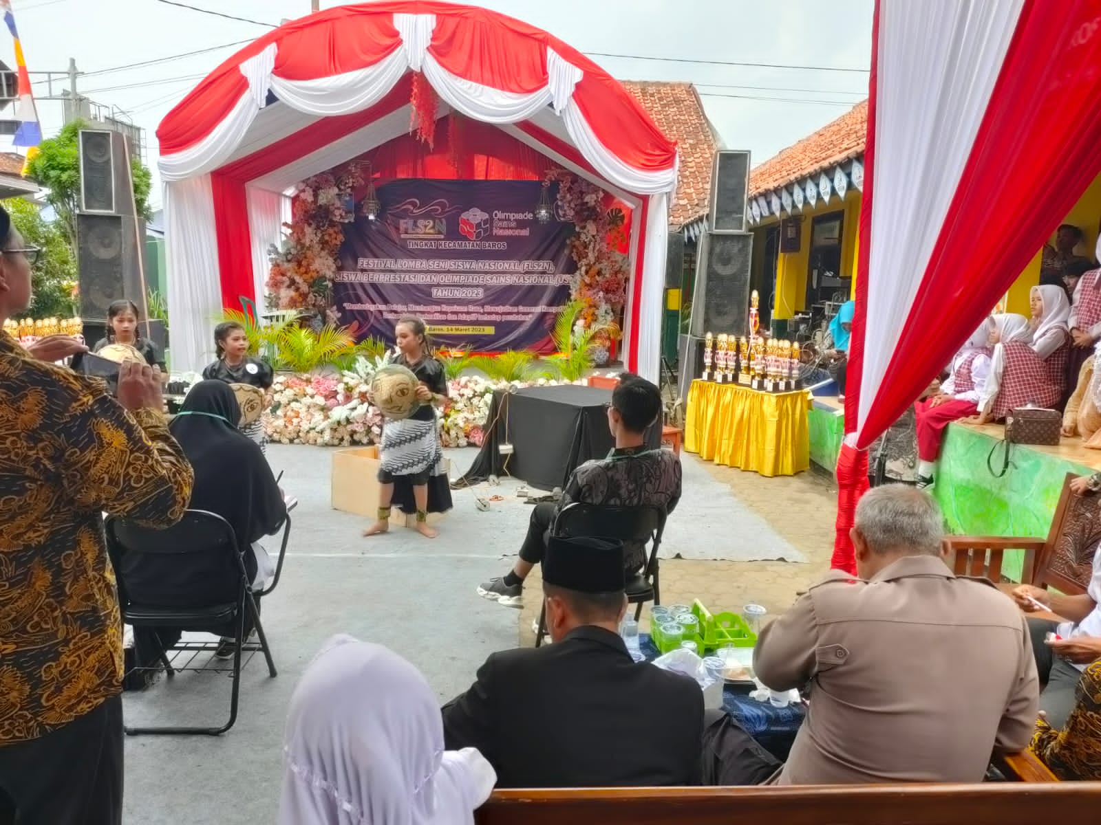 Kanit Samapta Polsek Baros Polresta Serang Kota Bersama Anggota Monitoring Kegiatan Festival Lomba Seni Siswa Nasional Se Kecamatan Baros