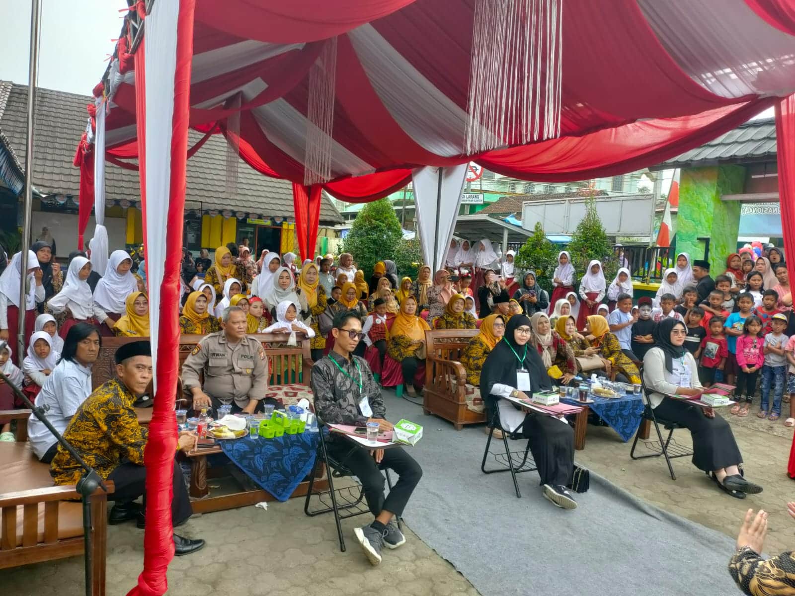 Kanit Samapta Polsek Baros Polresta Serang Kota Bersama Anggota Monitoring Kegiatan Festival Lomba Seni Siswa Nasional Se Kecamatan Baros