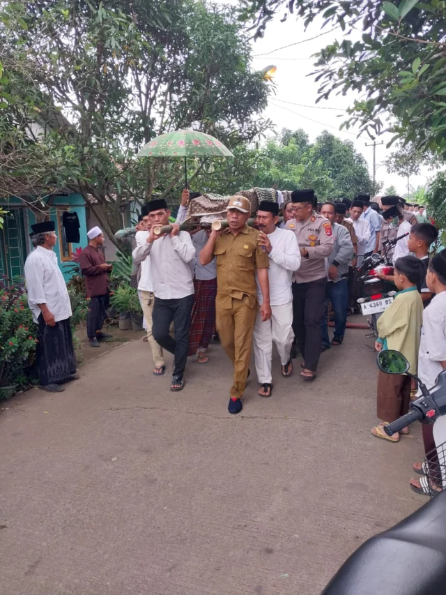 Hadiri Pemakaman Kepala Desa Padasuka, Sebagai Wujud Kepedulian Kapolsek Baros Polresta Serang Kota Ikut Angkat Keranda