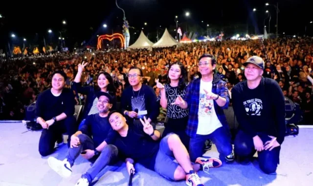 Band Kotak dan Ari Lasso Hibur Ribuan Penonton di Malam HUT Kota Tangerang