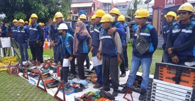 18 Mitra PLN Adakan Pengecekan Peralatan Kerja di Halaman Kantor Kecamatan Sepatan