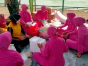 Para Istri Polisi dan Polwan Masak untuk Ratusan Korban Banjir di Periuk Tangerang