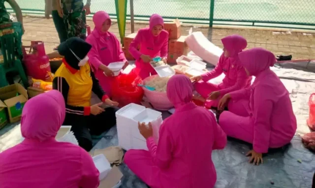 Para Istri Polisi dan Polwan Masak untuk Ratusan Korban Banjir di Periuk Tangerang