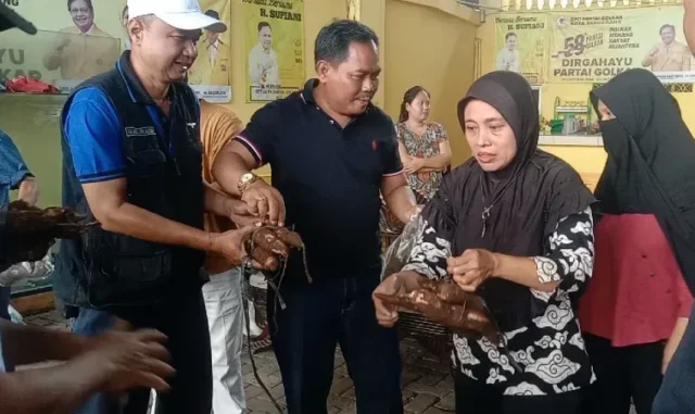 Ide Tokoh Masyarakat Cibodas Bagi-Bagi Singkong Gratis di Bulan Puasa, Untuk Apa?