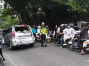 Akibat Rem Blong, Truk Tangki Tabrak Empat Mobil Dan Dua Motor