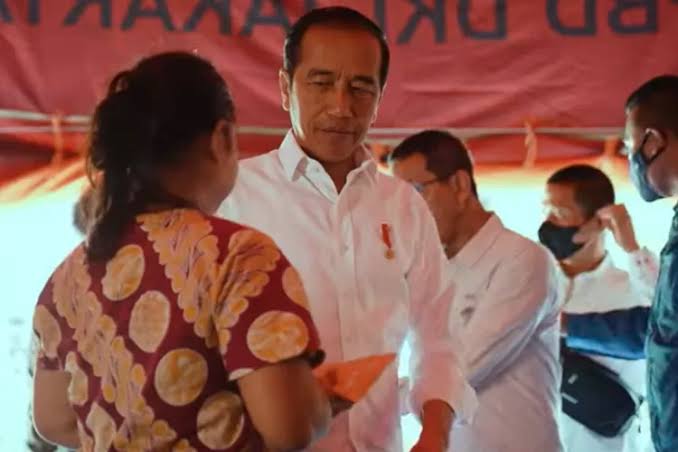 Presiden Joko Widodo Bersama Ibu Iriana Tinjau Posko Korban Kebakaran Plumpang