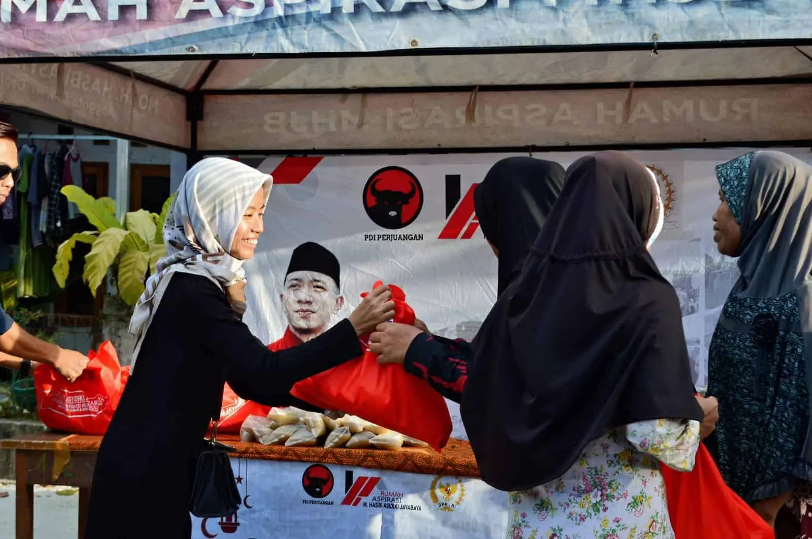 Rumah Aspirasi MHJB saat berbagi kepada masyarakat di Desa Ciuyah, Kecamatan Sajira, Kabupaten Lebak.