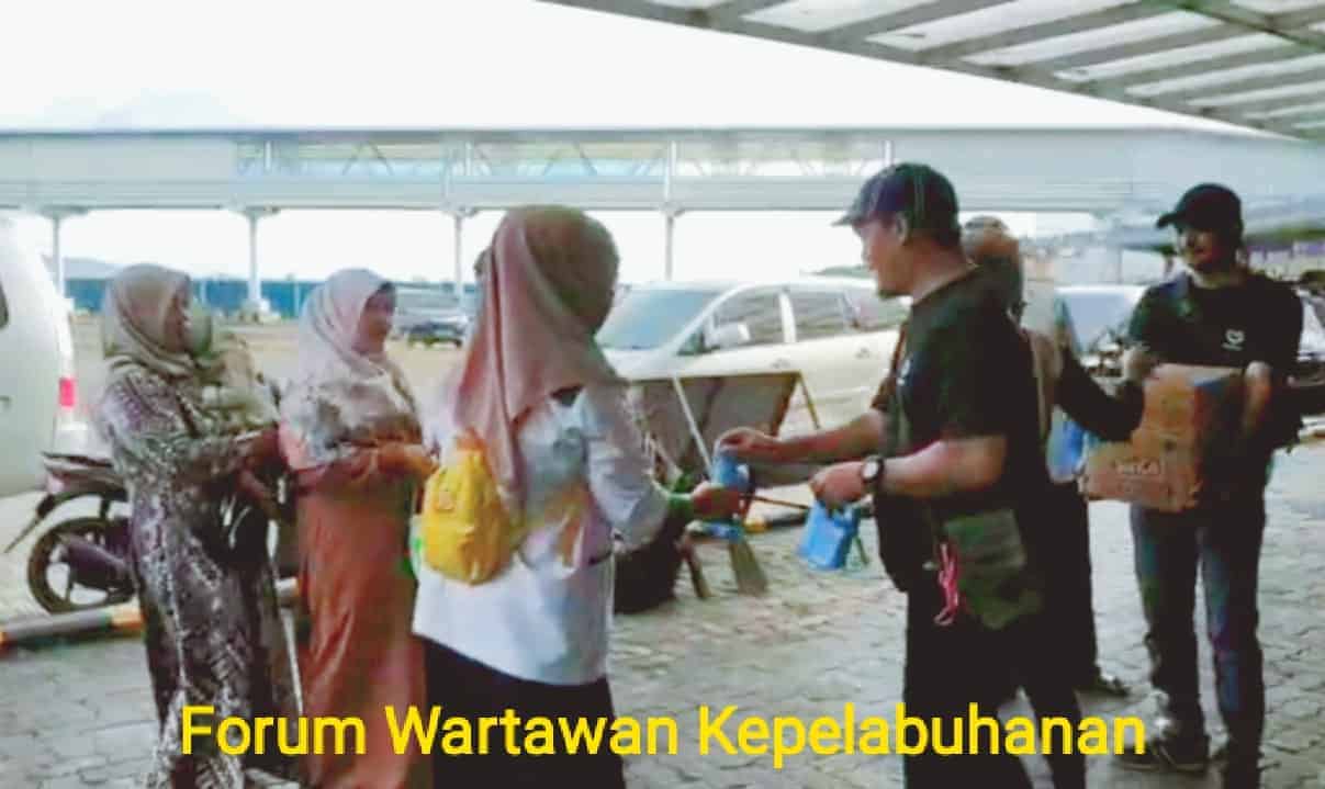 Forum Wartawan Kepelabuhanan Barbagi Takjil Dibulan Ramadhan