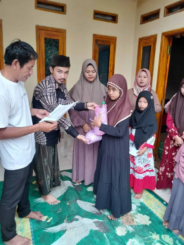 Momentum Ramadhan, Kades Cipeundeuy Santunan Anak Yatim