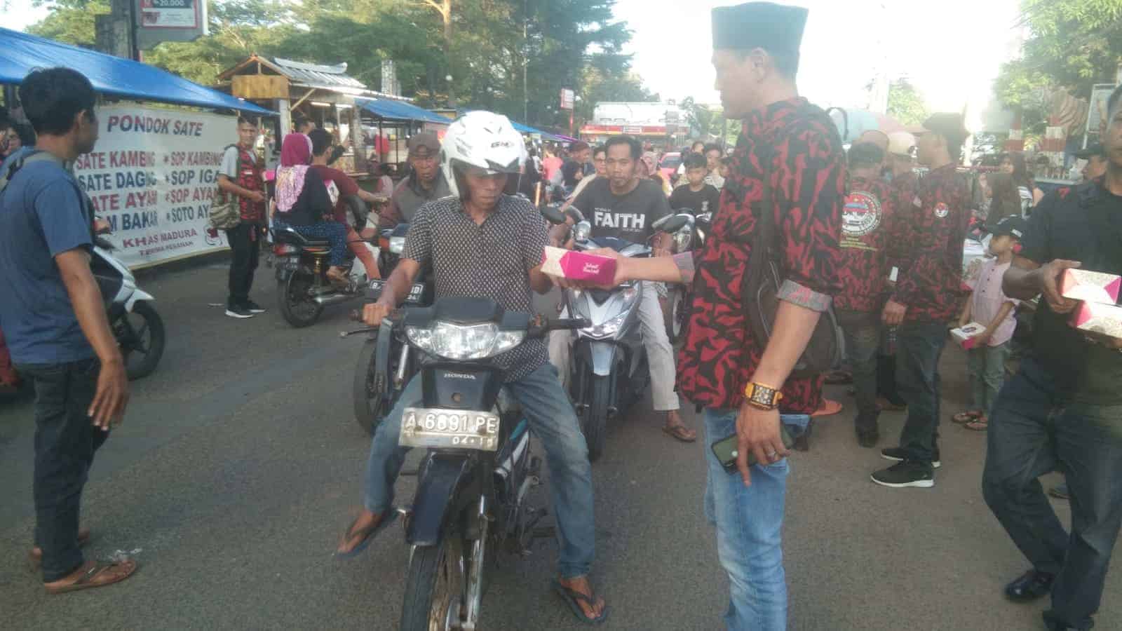 Andres Ketua KKPMP MC Malingping saat berbagi ke pengguna jalan raya, pada Minggu (16/04/2023).