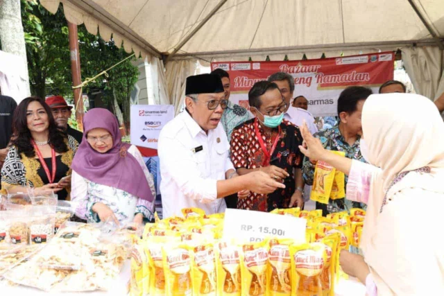 Disambut Antusiasme Ribuan Warga, Wali Kota Benyamin Buka Bazar Ramadan