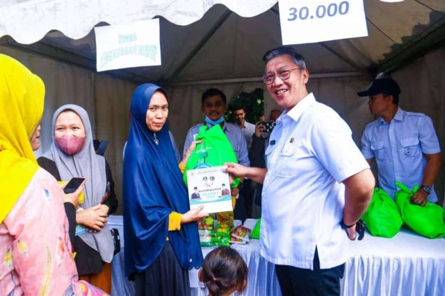 Sekda Bambang Buka Bazar Ramadan di Kecamatan Setu Tangsel