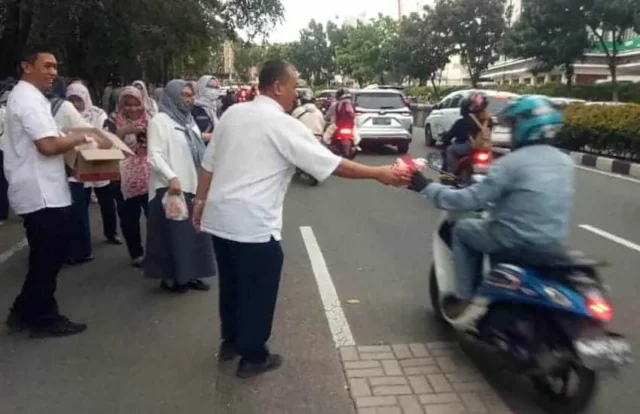 Ramadan Kareem, Disnaker Kota Tangerang Gandeng FK-PT Bagikan Ratusan Takjil