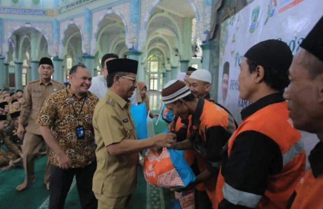 Berkah Ramadan, 466 Tukang Sapu di Kota Tangerang Dapat Paket Sembako