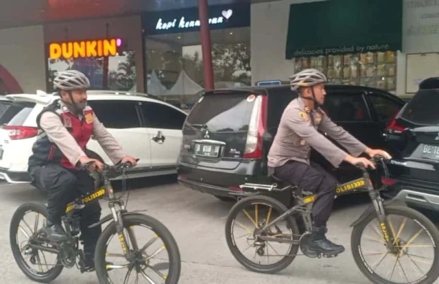 Polisi Naik Sepeda Imbau Pemudik di Rest Area Tangerang - Merak, Ini Pesannya