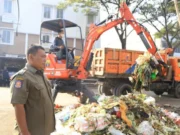 Usai Ditertibkan, Petugas Mulai Lakukan Pembersihan Pasar Anyar Tangerang