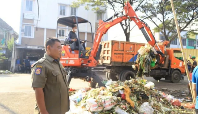 Usai Ditertibkan, Petugas Mulai Lakukan Pembersihan Pasar Anyar Tangerang