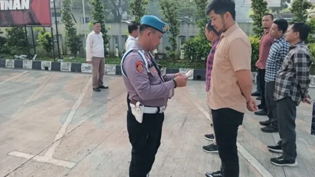 Tertib aturan, Anggota Reskrim Lengkapi data diri, Foto. (Istimewa)