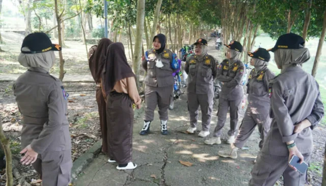 Satpol PP Edukasi Siswa yang Nongkrong pada Jam Sekolah di Puspemkab, Foto. (Istimewa)