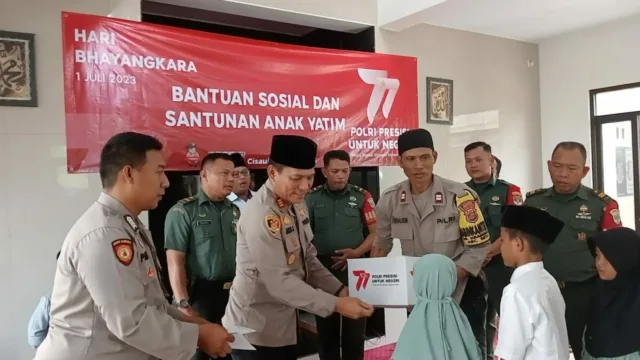 Sambut HUT Bhayangkara Ke 77, Polsek Cisauk Berikan Bansos dan Santunan Anak Yatim