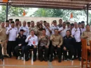 Kapolresta Tangerang, Kombes Pol. Sigit Dany Setiyono,melakukan sesi foto bersama dengan jajaran pengurus Apdesi Kabupaten Tangerang, Foto. (Istimewa)