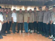 Kapolsek Pakuhaji dan Kanit Propos dari Ipda Huson P ke Aipda Andre sesi Foto bersama di Rumah Makan Bebek Embot, Foto. (Istimewa)