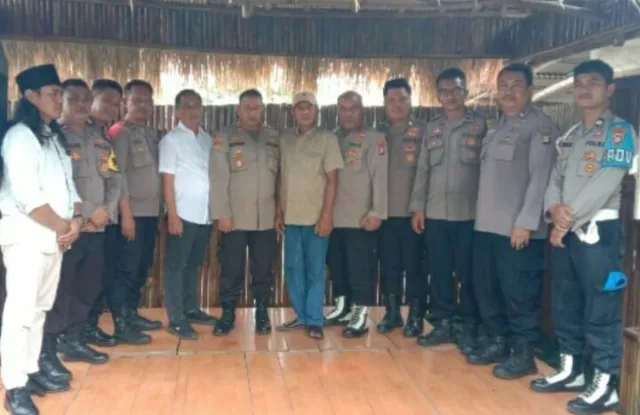 Kapolsek Pakuhaji dan Kanit Propos dari Ipda Huson P ke Aipda Andre sesi Foto bersama di Rumah Makan Bebek Embot, Foto. (Istimewa)