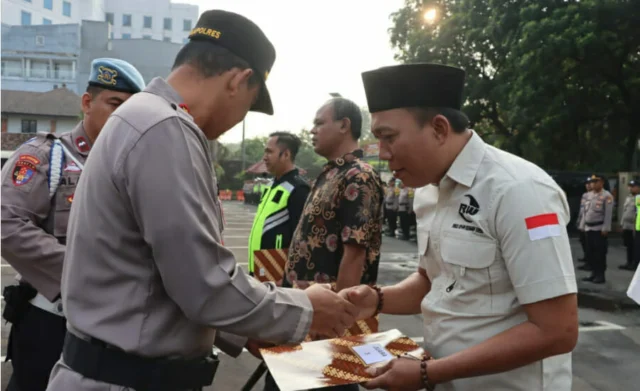 Beri Penghargaan, Polres Metro Tangerang Kota Tekankan Pentingnya Satkamling