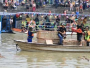 Serunya Festival Peh Cun di Tangerang, Ada Lomba Tangkap Bebek, Lempar Bacang dan Dirikan Telur