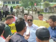 Asep Setiadi ketua LSM GPRUKK memakai kacamata sa'at di wawancarai, Foto. (Istimewa)