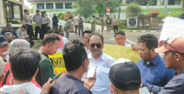 Asep Setiadi ketua LSM GPRUKK memakai kacamata sa'at di wawancarai, Foto. (Istimewa)