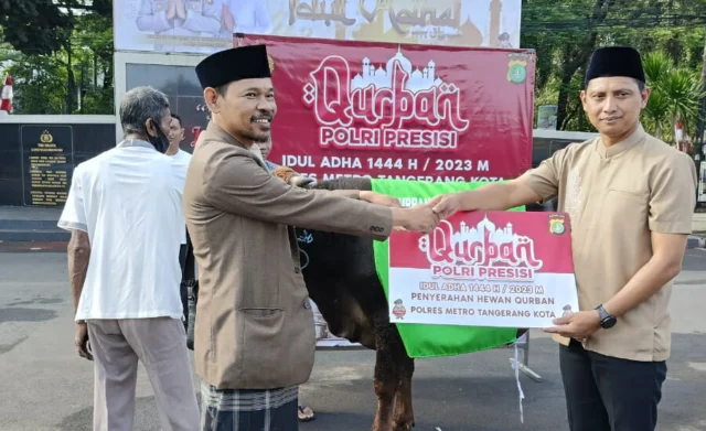 Polisi Salurkan 68 Hewan Kurban, Bantuan Kapolri Diserahkan ke-Ponpes di Tangerang