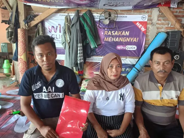 Kedua Orangtua Ayu Oktaviani mahasiswi Akbid Latansa Masahiro Rangkasbitung yang diduga kuat korban pembunuhan bersama kuasa hukumnya, Yayan Sumaryono SH.