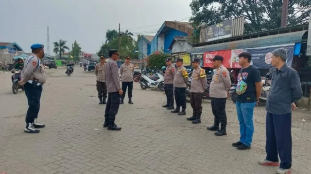 Wakapolsek Pasar Kemis Iptu Slamet Riyadi, SH memimpin Apel Pengamanan keberangkatan massa aksi dari KASBI. Foto. Pelitabanten.com.(Istimewa)